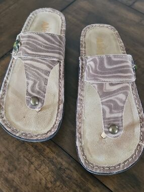 🌊Alegria Women's Taupe Swirl Toe-Post Slide Sandals W/ Sea Turtle Adornment